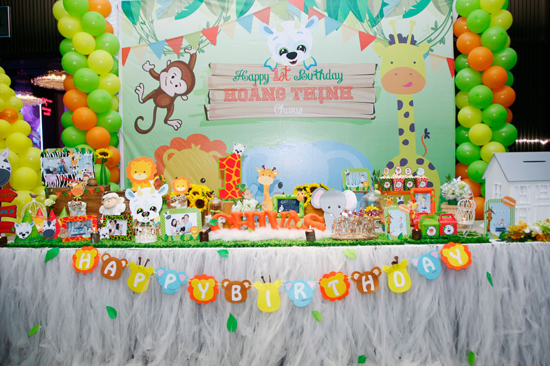 Trang trí bàn sinh nhật kết hợp với phông nền